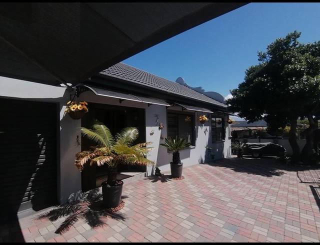 5 BEDROOM HOUSE FOR SALE IN FRAAIUITSIG